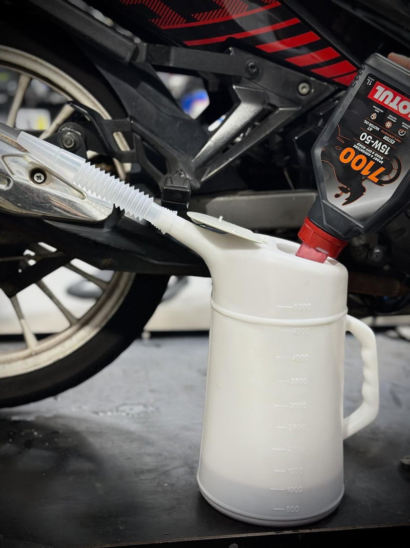 Load image into Gallery viewer, Oil Pouring Can with Flexible Spout &amp; Screw Cap
