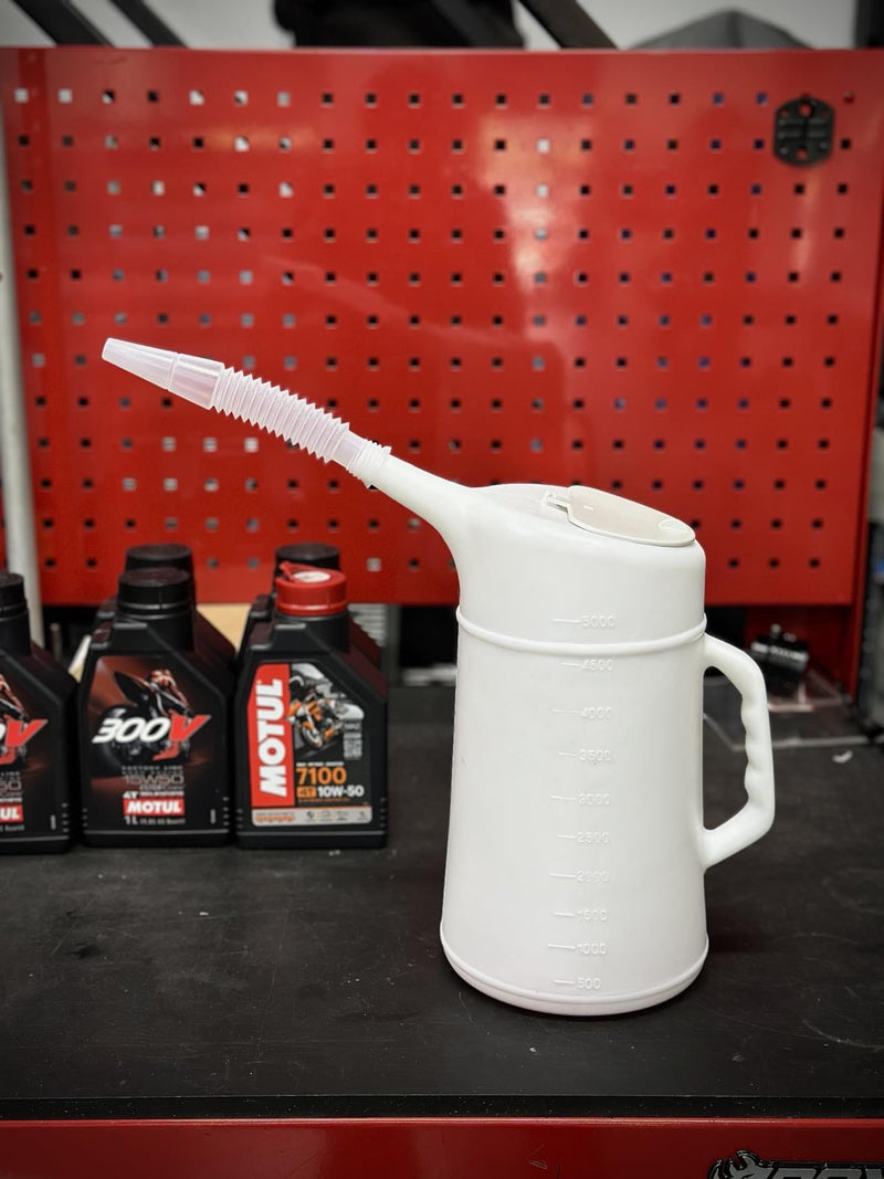 Load image into Gallery viewer, Oil Pouring Can with Flexible Spout &amp; Screw Cap
